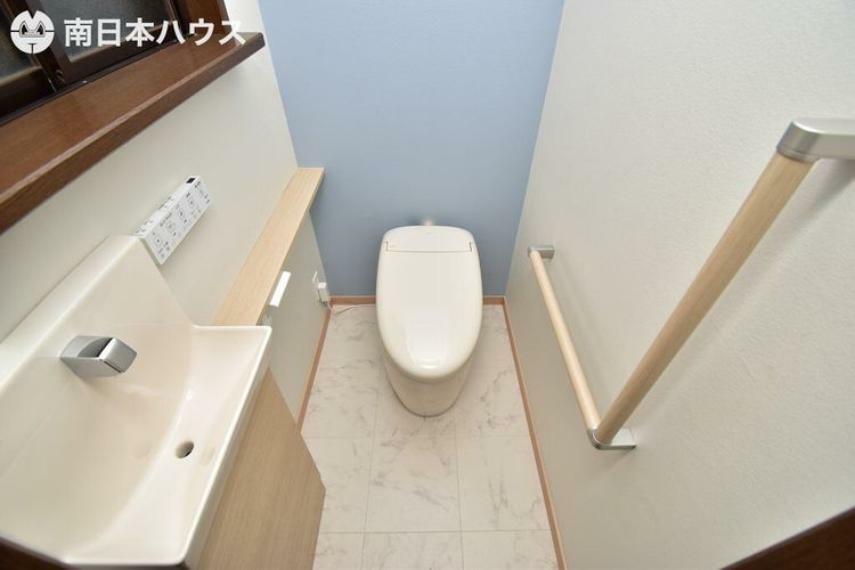 【トイレ】温水洗浄便座機能付きのタンクレストイレです！手洗い器付き