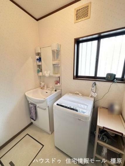 洗面化粧台 大型の洗濯機も無理なく設置できる広さを確保。玄関近くに位置しており、帰宅後すぐに手を洗えるのが嬉しいですね。