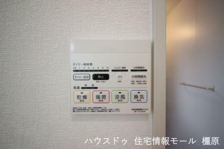 冷暖房・空調設備 雨の日のお洗濯に役立つ浴室乾燥機。浴室のカビ予防にも活躍します。（同仕様）