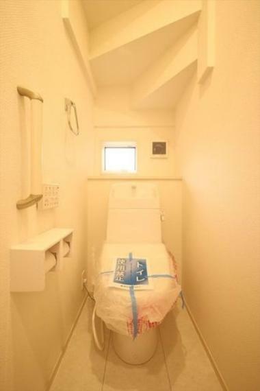 トイレ 【同社施工例】小物を飾れる棚が付いたお手洗い