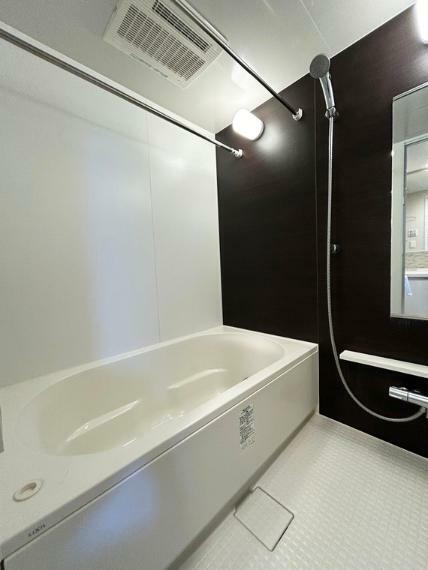 浴室 ■落ち着いた色合いのバスルームで、優雅なバスタイムが楽しめそうです！