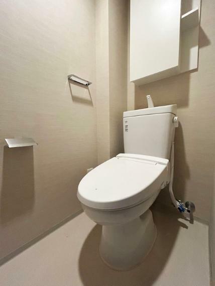 トイレ ■トイレは壁面収納棚付き。すっきりとした清潔感のある空間に