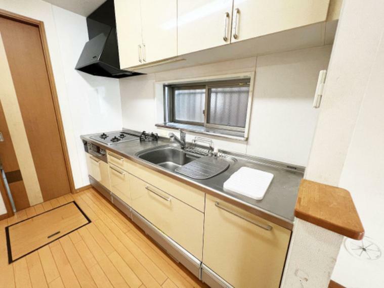 キッチン リビングのスペースを広く取れる壁付けキッチン。キッチン後ろに収納棚も設置できます。