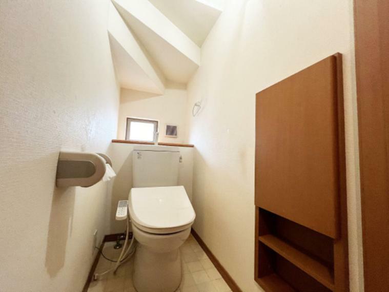 トイレ 一階トイレ。　もちろん温水洗浄機能付き便座です。収納もあり便利。