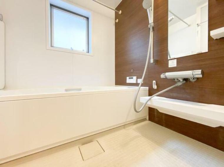 浴室 心地よい湯船と広々した空間が調和した、くつろぎの時間に満ち溢れるのバスエリア。