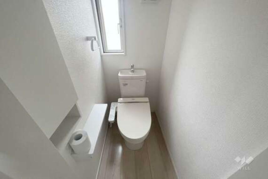 トイレ トイレ。ほぼ新築のような綺麗さでお使いです！［2024年4月16日撮影］［2024年4月16日撮影］