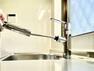 キッチン 【キッチン水栓】キッチン水栓はシャワーヘッドが伸びますのでシンクの隅々まで届きます。