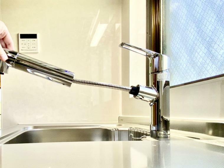 キッチン 【キッチン水栓】キッチン水栓はシャワーヘッドが伸びますのでシンクの隅々まで届きます。