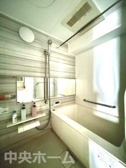 浴室 【バスルーム】暖房換気乾燥機付きシステムバスルーム。暖房・冷風・換気・乾燥など、毎日を快適に過ごせるうれしい機能が揃っています。雨の日の洗濯物も安心です。