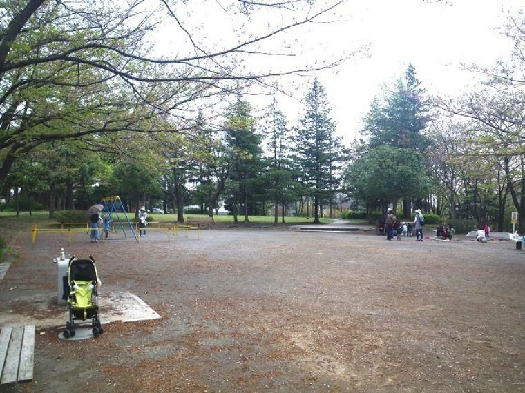 公園 新石川日向公園（●青葉区は公園の数が多く、子育てファミリーにもおすすめのエリアです。どの公園も定期的に植栽や遊具の管理が行き届き安心して遊べます。お子さまの日常を潤す大切な場所ですね●）