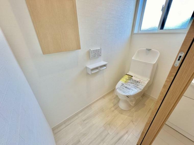 2階トイレも標準設置です！混雑の解消はもちろん、階段の上り下りが必要ない為、夜間の利用も安心ですね 洗面所・1階トイレと同じく、大理石調の床が高級感と清潔感を演出します