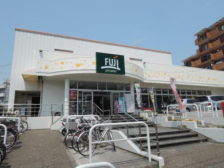 スーパー Fuji野庭店（地域密着型のスーパー。野菜やお肉の種類も豊富。お酒や薬も取り扱っています。Tポイントが貯められます。）