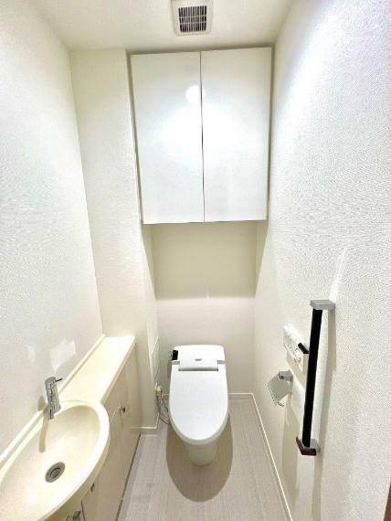 トイレ　温水洗浄機能付便座　収納として吊戸棚付