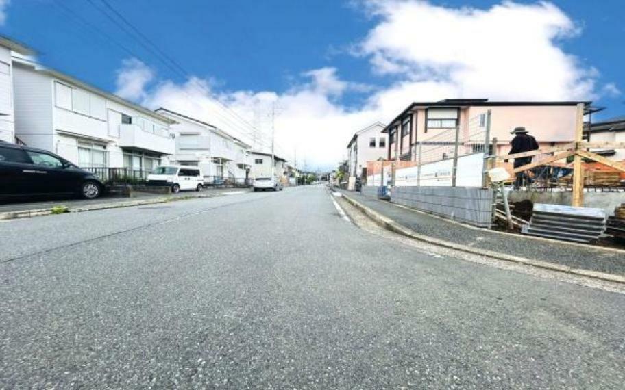 現況写真 《前面道路》■現地は前面道路と高低差のない開放的な佇まい。