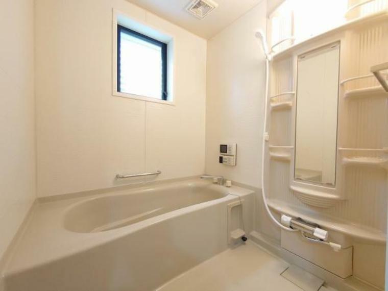 浴室 落ち着いた空間を演出するカラーとゆったりお使い頂ける広さが魅力のバスルーム。