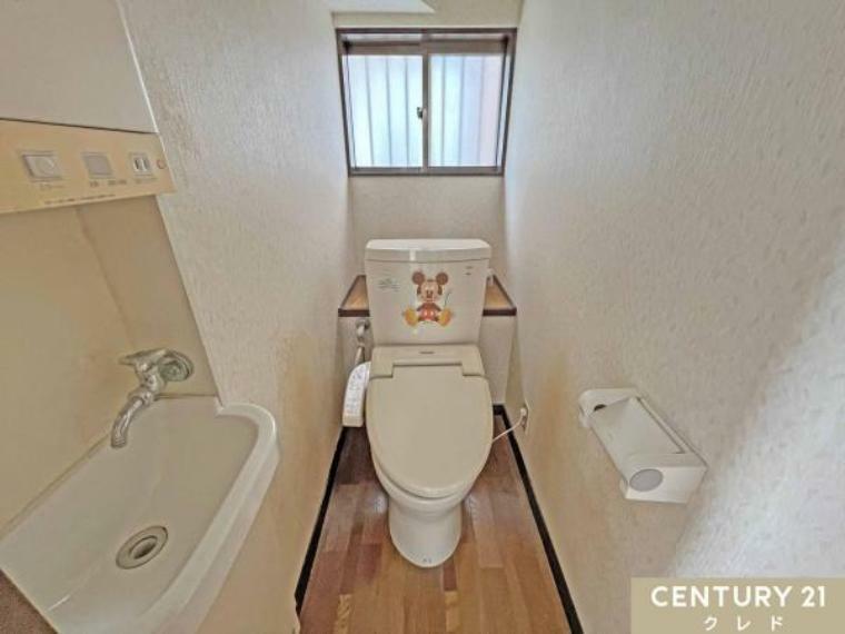 トイレは1階2階にあります。独立型の手洗い場が設置されています。<BR/>トイレは1階・2階ともに窓付きで、換気もスムーズに行えます。