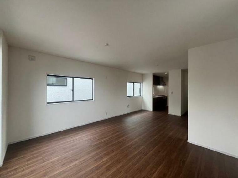 居間・リビング ナチュラルな床色は、家具も合わせやすいですね 家族団らんのひと時を、くつろげる空間にしてくれます