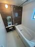 浴室 半身浴可能なバスルームはシックな印象の落ち着いた空間