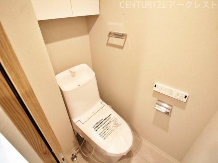 トイレ 小窓のある1階の温水洗浄便座付トイレです