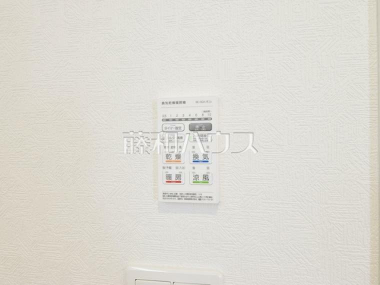 冷暖房・空調設備 4号棟　浴室乾燥機リモコン　【西東京市保谷町5丁目】 換気機能によってバスルーム内のカビの発生を抑制できます。夜間や雨天時の洗濯物の乾燥に便利な乾燥機能も装備。