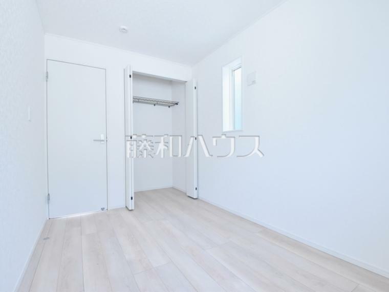 5号棟　居室　【西東京市保谷町5丁目】各居室にはクローゼットを完備し、家具を置くスペースが確保しやすい設計がされております。　