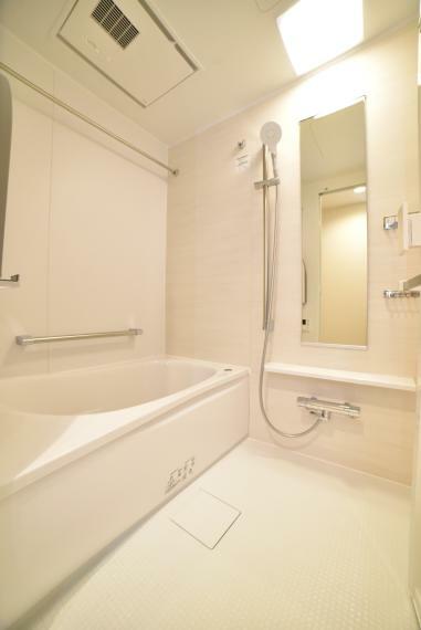 浴室 【同社施工例】浴室換気乾燥暖房機付きのゆったりとした広さのバスルームで一日の疲れを癒せます！