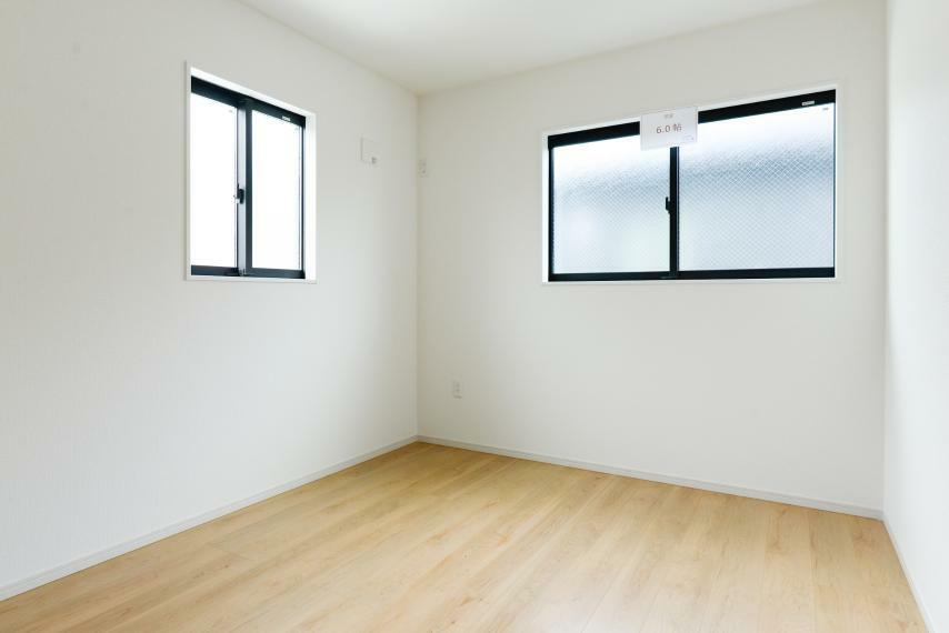 子供部屋 【洋室6帖】居室部分の窓ガラスには、高い断熱性と結露防止効果を発揮するペアガラスを採用。