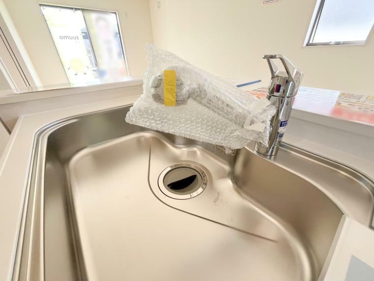 キッチン ≪浄水器一体型シャワー水栓≫シンク全てをシャワーで洗い流せ、大きなお鍋を洗う時もスムーズです！
