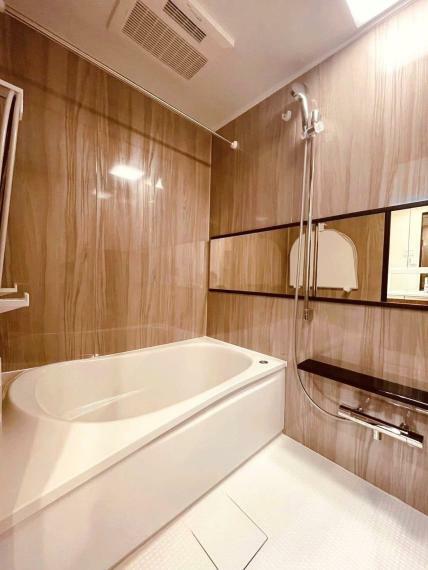 浴室 追い焚き・浴室乾燥機付き。光沢感のある木目調のパネルが、くつろぎと高級感を醸し出します。