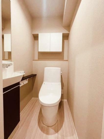 トイレ ウォシュレット一体型のトイレ。独立型の手洗いカウンター付きです。