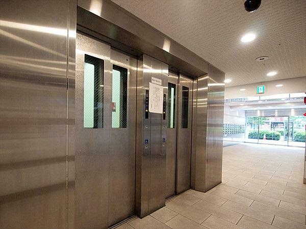 エレベーターは2基稼働しています。