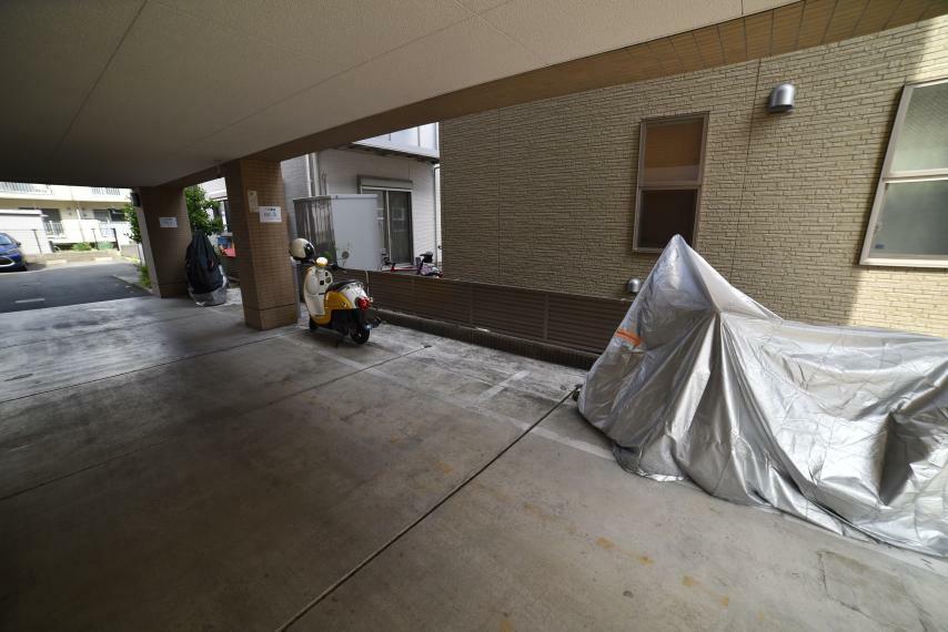 敷地内屋根付きバイク置場