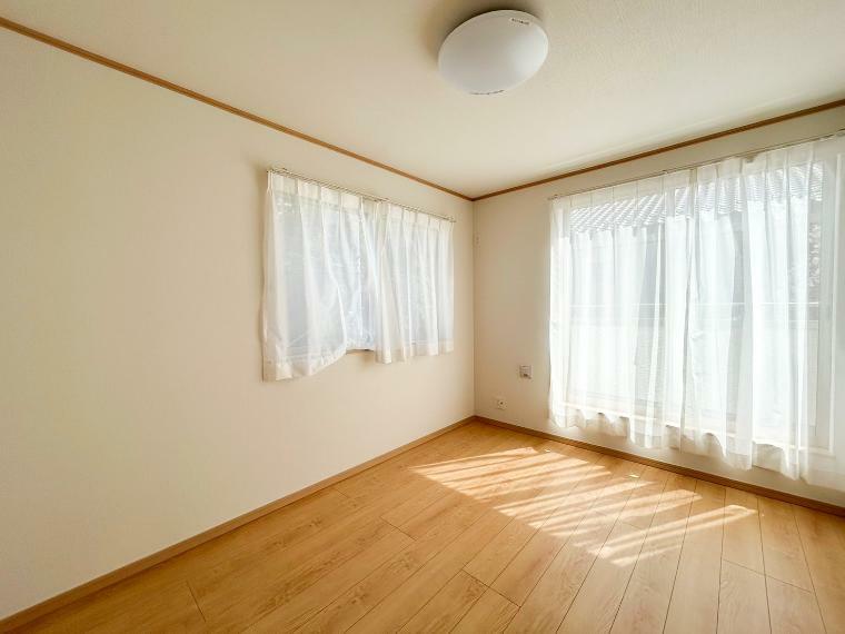 子供部屋 ≪東側6帖洋室≫窓も大きく、風通しも良好です！家具の配置がしやすいよう、シンプルなつくりになっております。