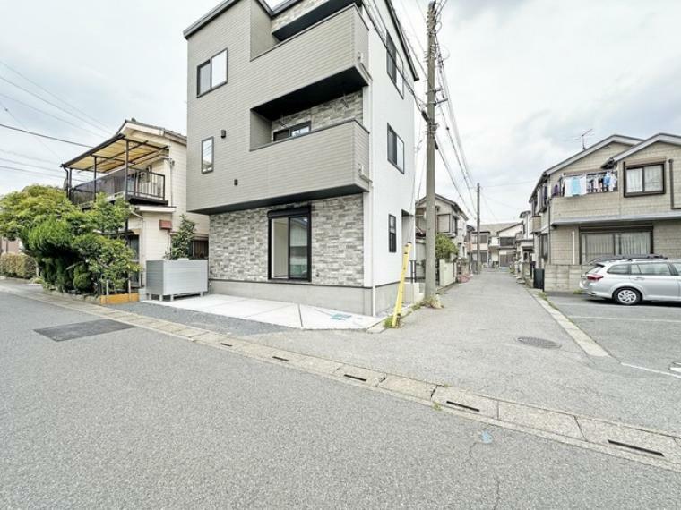 現況写真 車通りの少ない閑静な住宅地、のびのびした子育てに適します。