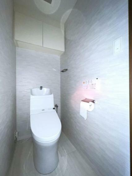 シャワー洗浄機能付のトイレは、清潔感が印象的な空間ですね。c