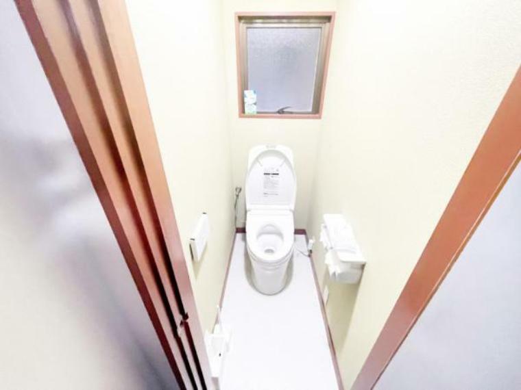 トイレにはこまめな換気が可能な小窓があります。