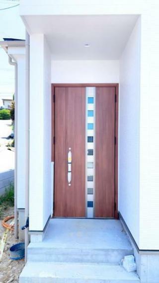 玄関 ナチュラルな雰囲気の木目調ドアを採用
