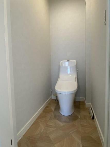 トイレ ホワイトを基調とした、清潔感が感じられるトイレです。