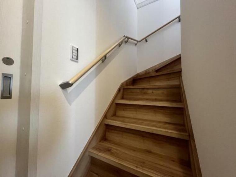 階段には、上り下りしやすい手摺りが付いております。