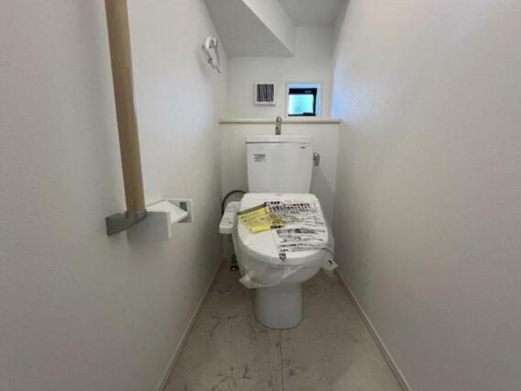トイレ 1階トイレです。手すりをお使い頂けます。