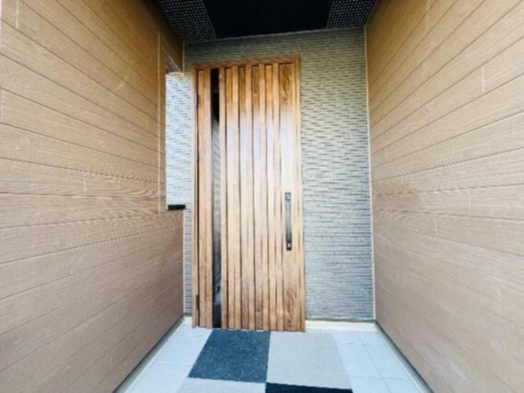 ダブルロックで防犯面にも考慮された玄関ドアです。