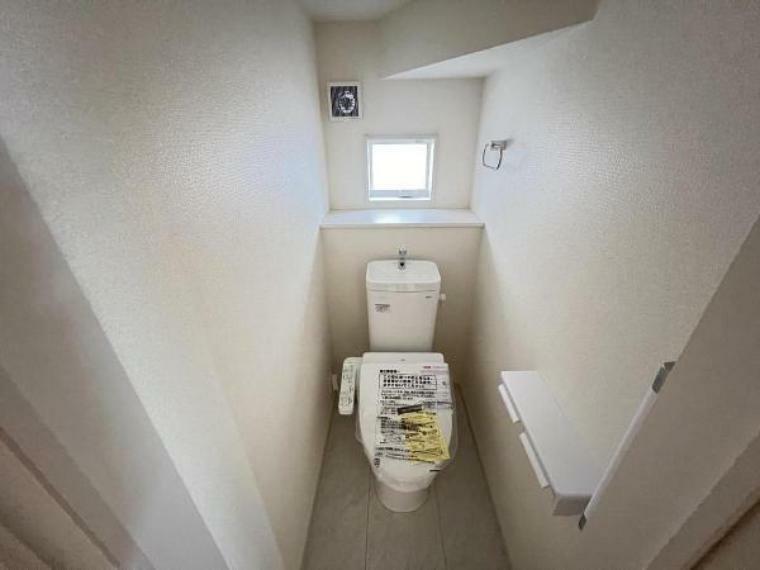 トイレ 窓のあるトイレは換気も良好です。
