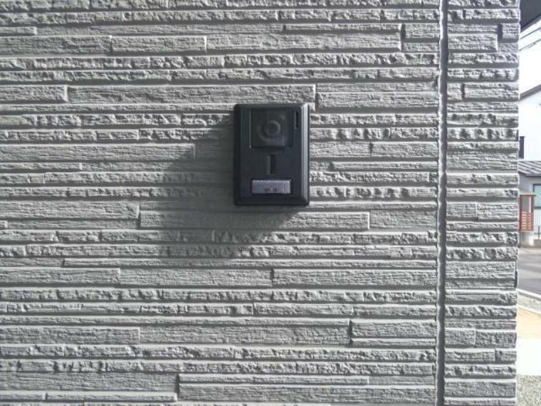 TVモニター付きインターフォン 玄関ドア横にインターホンがございます。