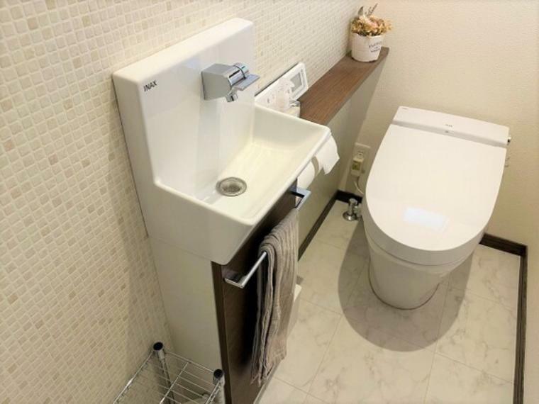トイレ 現代の必需品、シャワートイレを採用。