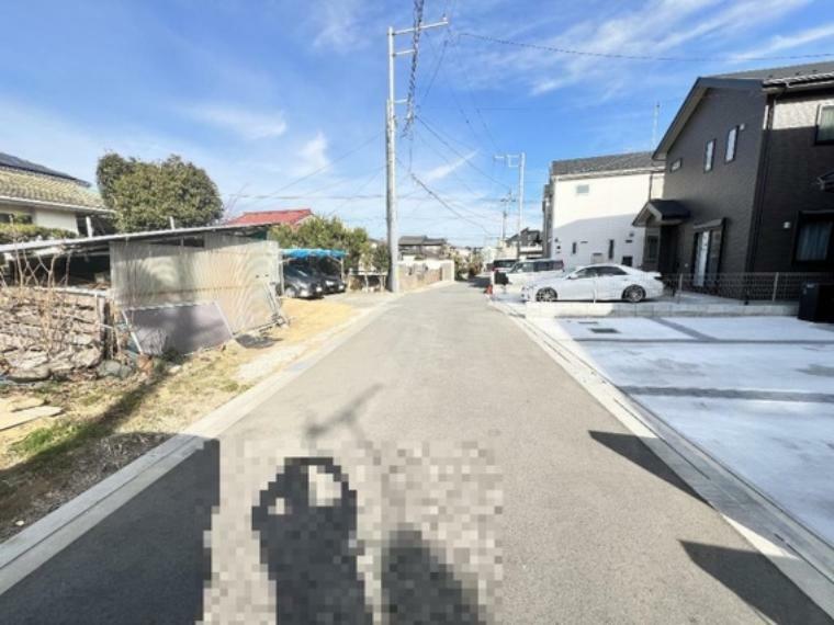 外観写真 前面道路は約4.7mです。