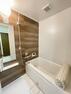 浴室 木目デザインが安らぎを生む、リラックスタイムを送れるバスルーム