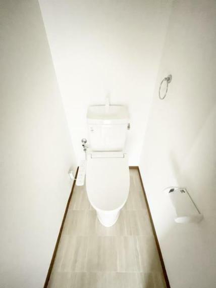 （トイレ）白を基調としたトイレは清潔感がありますね。