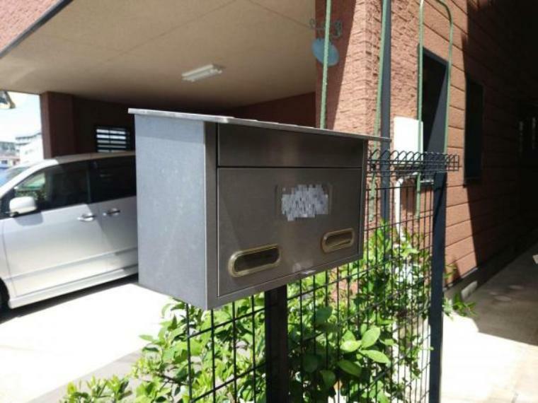 現況写真 玄関前には郵便ポストが設置されています