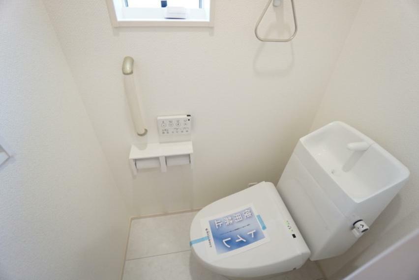 トイレ ウォシュレット付トイレです。節水機能もあるので、安心して使えますね。壁リモコンで、トイレ奥の掃除がしやすいですね＾＾