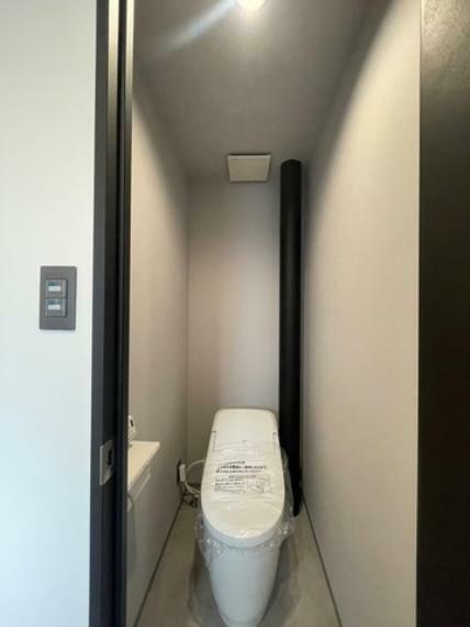 温水洗浄機付トイレです。壁リモコンタイプのウォシュレット付き。すっきりした見た目で、トイレ奥の掃除もしやすいです。